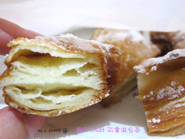 Cronutt 可拿滋(台南府前店):(台南。中西區美食)『Cronutt 可拿滋』台南火紅造型甜甜圈。酥鬆可頌甜甜圈,外酥內軟,美味甜蜜。每日限定卡通造型,熱情販賣中! 神奇寶貝球~我來了!