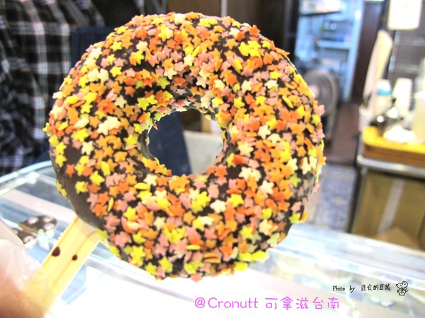 Cronutt 可拿滋(台南府前店):(台南。中西區美食)『Cronutt 可拿滋』台南火紅造型甜甜圈。酥鬆可頌甜甜圈,外酥內軟,美味甜蜜。每日限定卡通造型,熱情販賣中! 神奇寶貝球~我來了!