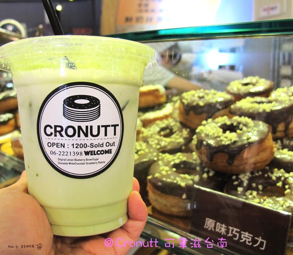 Cronutt 可拿滋(台南府前店):(台南。中西區美食)『Cronutt 可拿滋』台南火紅造型甜甜圈。酥鬆可頌甜甜圈,外酥內軟,美味甜蜜。每日限定卡通造型,熱情販賣中! 神奇寶貝球~我來了!