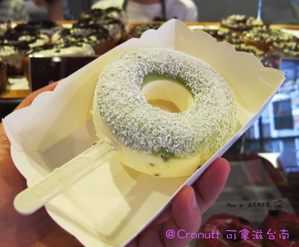 Cronutt 可拿滋(台南府前店):(台南。中西區美食)『Cronutt 可拿滋』台南火紅造型甜甜圈。酥鬆可頌甜甜圈,外酥內軟,美味甜蜜。每日限定卡通造型,熱情販賣中! 神奇寶貝球~我來了!