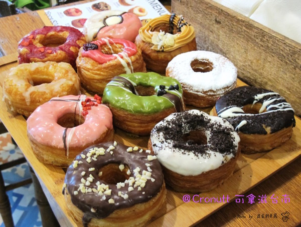 Cronutt 可拿滋(台南府前店):(台南。中西區美食)『Cronutt 可拿滋』台南火紅造型甜甜圈。酥鬆可頌甜甜圈,外酥內軟,美味甜蜜。每日限定卡通造型,熱情販賣中! 神奇寶貝球~我來了!
