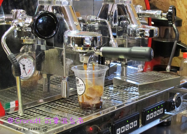 Cronutt 可拿滋(台南府前店):(台南。中西區美食)『Cronutt 可拿滋』台南火紅造型甜甜圈。酥鬆可頌甜甜圈,外酥內軟,美味甜蜜。每日限定卡通造型,熱情販賣中! 神奇寶貝球~我來了!