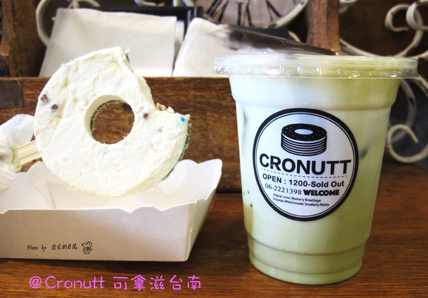 Cronutt 可拿滋(台南府前店):(台南。中西區美食)『Cronutt 可拿滋』台南火紅造型甜甜圈。酥鬆可頌甜甜圈,外酥內軟,美味甜蜜。每日限定卡通造型,熱情販賣中! 神奇寶貝球~我來了!