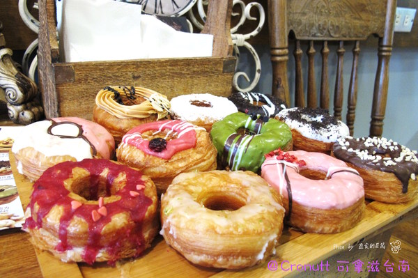 Cronutt 可拿滋(台南府前店):(台南。中西區美食)『Cronutt 可拿滋』台南火紅造型甜甜圈。酥鬆可頌甜甜圈,外酥內軟,美味甜蜜。每日限定卡通造型,熱情販賣中! 神奇寶貝球~我來了!