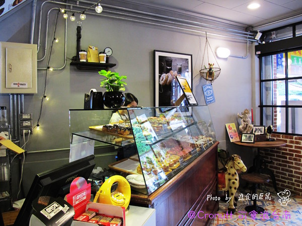 Cronutt 可拿滋(台南府前店):(台南。中西區美食)『Cronutt 可拿滋』台南火紅造型甜甜圈。酥鬆可頌甜甜圈,外酥內軟,美味甜蜜。每日限定卡通造型,熱情販賣中! 神奇寶貝球~我來了!