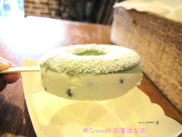 Cronutt 可拿滋(台南府前店):(台南。中西區美食)『Cronutt 可拿滋』台南火紅造型甜甜圈。酥鬆可頌甜甜圈,外酥內軟,美味甜蜜。每日限定卡通造型,熱情販賣中! 神奇寶貝球~我來了!