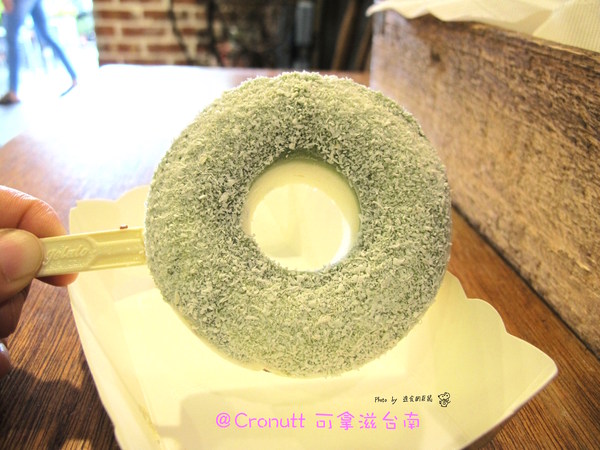 Cronutt 可拿滋(台南府前店):(台南。中西區美食)『Cronutt 可拿滋』台南火紅造型甜甜圈。酥鬆可頌甜甜圈,外酥內軟,美味甜蜜。每日限定卡通造型,熱情販賣中! 神奇寶貝球~我來了!
