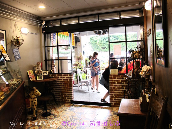 Cronutt 可拿滋(台南府前店):(台南。中西區美食)『Cronutt 可拿滋』台南火紅造型甜甜圈。酥鬆可頌甜甜圈,外酥內軟,美味甜蜜。每日限定卡通造型,熱情販賣中! 神奇寶貝球~我來了!