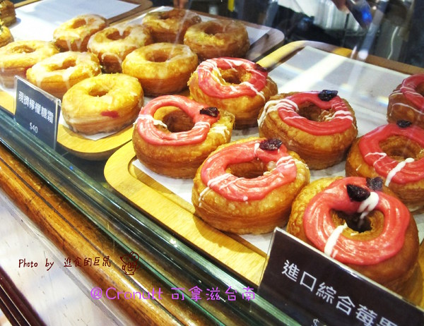 Cronutt 可拿滋(台南府前店):(台南。中西區美食)『Cronutt 可拿滋』台南火紅造型甜甜圈。酥鬆可頌甜甜圈,外酥內軟,美味甜蜜。每日限定卡通造型,熱情販賣中! 神奇寶貝球~我來了!