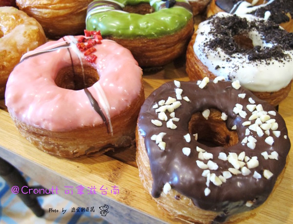 Cronutt 可拿滋(台南府前店):(台南。中西區美食)『Cronutt 可拿滋』台南火紅造型甜甜圈。酥鬆可頌甜甜圈,外酥內軟,美味甜蜜。每日限定卡通造型,熱情販賣中! 神奇寶貝球~我來了!