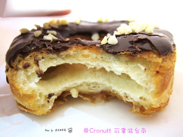 Cronutt 可拿滋(台南府前店):(台南。中西區美食)『Cronutt 可拿滋』台南火紅造型甜甜圈。酥鬆可頌甜甜圈,外酥內軟,美味甜蜜。每日限定卡通造型,熱情販賣中! 神奇寶貝球~我來了!