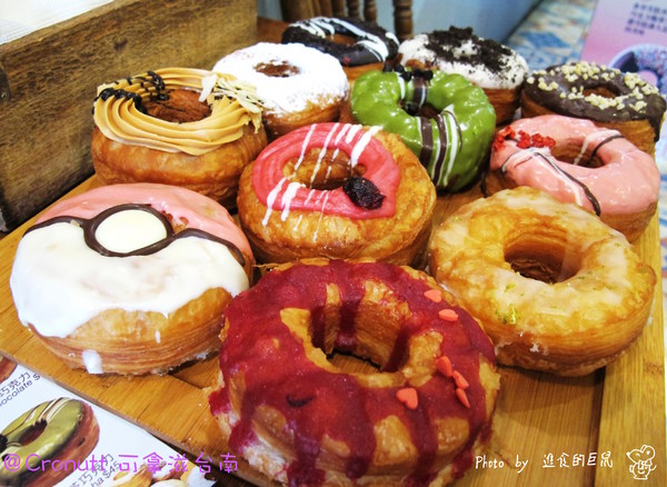Cronutt 可拿滋(台南府前店):(台南。中西區美食)『Cronutt 可拿滋』台南火紅造型甜甜圈。酥鬆可頌甜甜圈,外酥內軟,美味甜蜜。每日限定卡通造型,熱情販賣中! 神奇寶貝球~我來了!