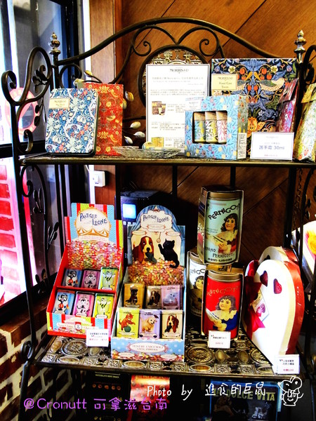 Cronutt 可拿滋(台南府前店):(台南。中西區美食)『Cronutt 可拿滋』台南火紅造型甜甜圈。酥鬆可頌甜甜圈,外酥內軟,美味甜蜜。每日限定卡通造型,熱情販賣中! 神奇寶貝球~我來了!