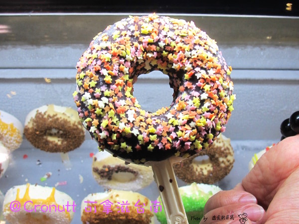 Cronutt 可拿滋(台南府前店):(台南。中西區美食)『Cronutt 可拿滋』台南火紅造型甜甜圈。酥鬆可頌甜甜圈,外酥內軟,美味甜蜜。每日限定卡通造型,熱情販賣中! 神奇寶貝球~我來了!