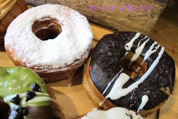 Cronutt 可拿滋(台南府前店):(台南。中西區美食)『Cronutt 可拿滋』台南火紅造型甜甜圈。酥鬆可頌甜甜圈,外酥內軟,美味甜蜜。每日限定卡通造型,熱情販賣中! 神奇寶貝球~我來了!