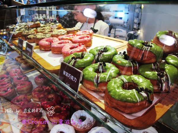 Cronutt 可拿滋(台南府前店):(台南。中西區美食)『Cronutt 可拿滋』台南火紅造型甜甜圈。酥鬆可頌甜甜圈,外酥內軟,美味甜蜜。每日限定卡通造型,熱情販賣中! 神奇寶貝球~我來了!