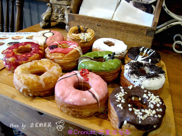Cronutt 可拿滋(台南府前店):(台南。中西區美食)『Cronutt 可拿滋』台南火紅造型甜甜圈。酥鬆可頌甜甜圈,外酥內軟,美味甜蜜。每日限定卡通造型,熱情販賣中! 神奇寶貝球~我來了!