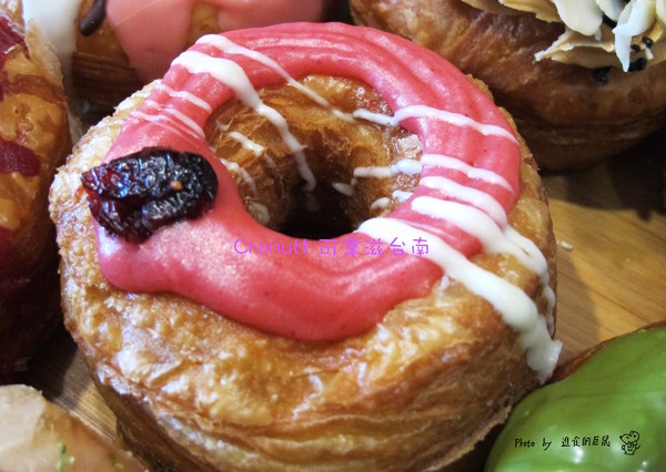 Cronutt 可拿滋(台南府前店):(台南。中西區美食)『Cronutt 可拿滋』台南火紅造型甜甜圈。酥鬆可頌甜甜圈,外酥內軟,美味甜蜜。每日限定卡通造型,熱情販賣中! 神奇寶貝球~我來了!
