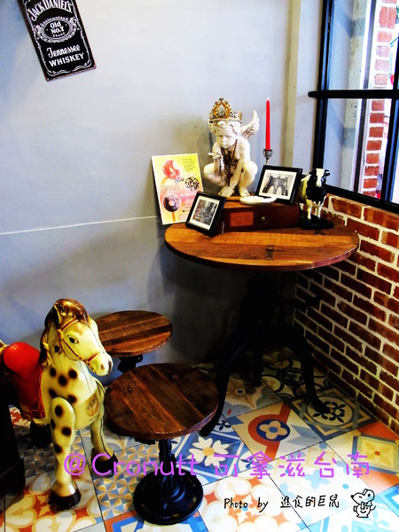 Cronutt 可拿滋(台南府前店):(台南。中西區美食)『Cronutt 可拿滋』台南火紅造型甜甜圈。酥鬆可頌甜甜圈,外酥內軟,美味甜蜜。每日限定卡通造型,熱情販賣中! 神奇寶貝球~我來了!