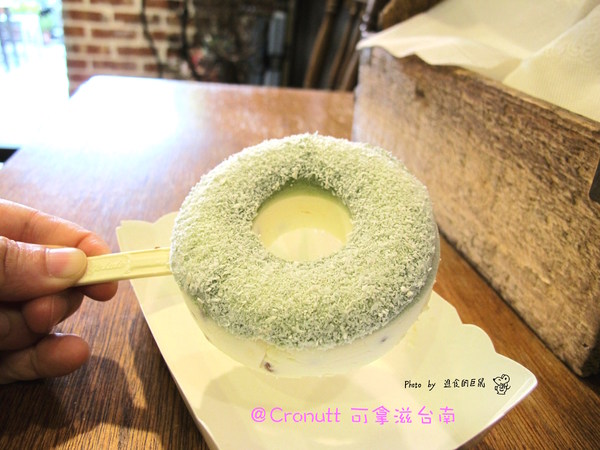 Cronutt 可拿滋(台南府前店):(台南。中西區美食)『Cronutt 可拿滋』台南火紅造型甜甜圈。酥鬆可頌甜甜圈,外酥內軟,美味甜蜜。每日限定卡通造型,熱情販賣中! 神奇寶貝球~我來了!