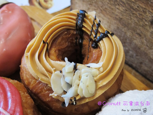 Cronutt 可拿滋(台南府前店):(台南。中西區美食)『Cronutt 可拿滋』台南火紅造型甜甜圈。酥鬆可頌甜甜圈,外酥內軟,美味甜蜜。每日限定卡通造型,熱情販賣中! 神奇寶貝球~我來了!