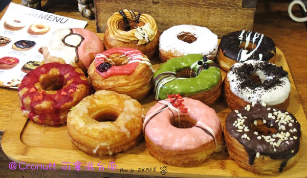 Cronutt 可拿滋(台南府前店)：（台南。中西區美食）『Cronutt 可拿滋』台南火紅造型甜甜圈。酥鬆可頌甜甜圈，外酥內軟，美味甜蜜。每日限定卡通造型，熱情販賣中！ 神奇寶貝球～我來了！