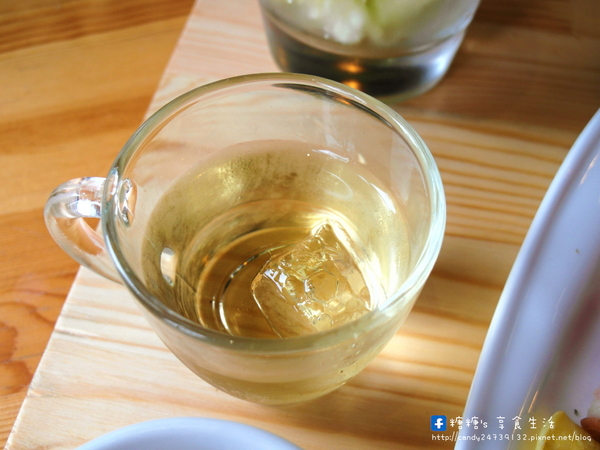 手樂 S.L CAF'E:〖台中│美食〗手樂 S.L CAF'E ❤ 充滿濃濃工業風,提供早午餐、輕食、下午茶及桌邊手沖咖啡服務,不限時,免收服務費,還有免費插頭及wifi可以使用唷!!