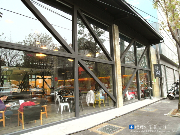 手樂 S.L CAF'E:〖台中│美食〗手樂 S.L CAF'E ❤ 充滿濃濃工業風,提供早午餐、輕食、下午茶及桌邊手沖咖啡服務,不限時,免收服務費,還有免費插頭及wifi可以使用唷!!