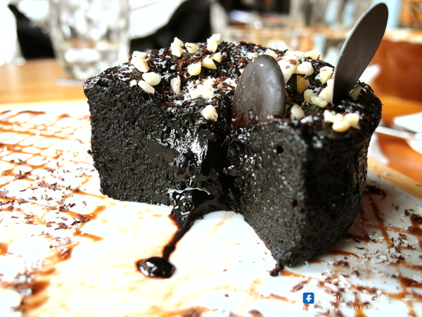 手樂 S.L CAF'E:〖台中│美食〗手樂 S.L CAF'E ❤ 充滿濃濃工業風,提供早午餐、輕食、下午茶及桌邊手沖咖啡服務,不限時,免收服務費,還有免費插頭及wifi可以使用唷!!