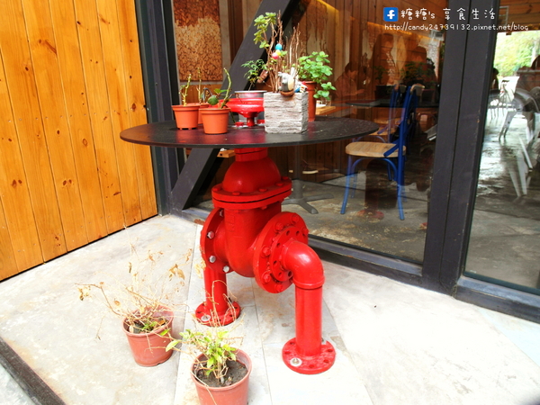 手樂 S.L CAF'E:〖台中│美食〗手樂 S.L CAF'E ❤ 充滿濃濃工業風,提供早午餐、輕食、下午茶及桌邊手沖咖啡服務,不限時,免收服務費,還有免費插頭及wifi可以使用唷!!