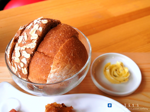 手樂 S.L CAF'E:〖台中│美食〗手樂 S.L CAF'E ❤ 充滿濃濃工業風,提供早午餐、輕食、下午茶及桌邊手沖咖啡服務,不限時,免收服務費,還有免費插頭及wifi可以使用唷!!