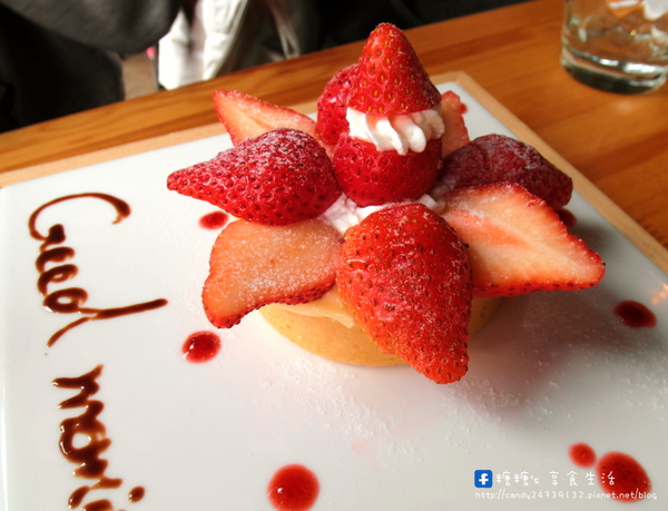 手樂 S.L CAF'E:〖台中│美食〗手樂 S.L CAF'E ❤ 充滿濃濃工業風,提供早午餐、輕食、下午茶及桌邊手沖咖啡服務,不限時,免收服務費,還有免費插頭及wifi可以使用唷!!