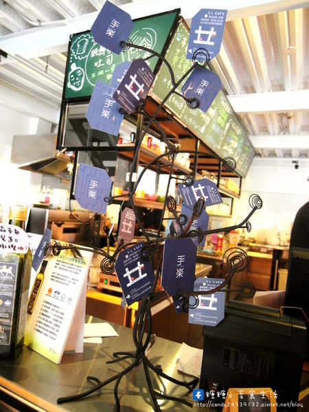 手樂 S.L CAF'E:〖台中│美食〗手樂 S.L CAF'E ❤ 充滿濃濃工業風,提供早午餐、輕食、下午茶及桌邊手沖咖啡服務,不限時,免收服務費,還有免費插頭及wifi可以使用唷!!