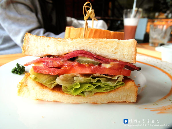 手樂 S.L CAF'E:〖台中│美食〗手樂 S.L CAF'E ❤ 充滿濃濃工業風,提供早午餐、輕食、下午茶及桌邊手沖咖啡服務,不限時,免收服務費,還有免費插頭及wifi可以使用唷!!