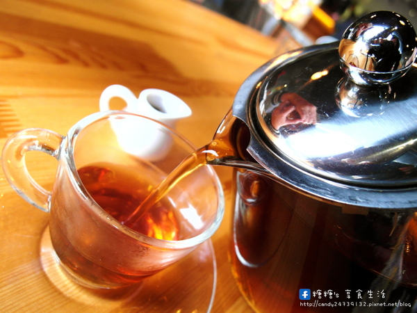 手樂 S.L CAF'E:〖台中│美食〗手樂 S.L CAF'E ❤ 充滿濃濃工業風,提供早午餐、輕食、下午茶及桌邊手沖咖啡服務,不限時,免收服務費,還有免費插頭及wifi可以使用唷!!