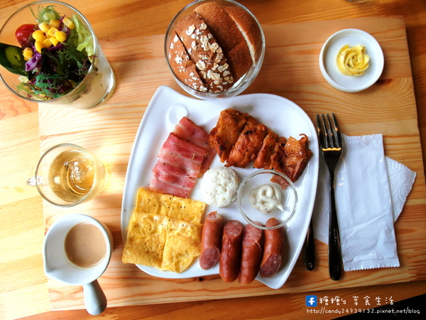 手樂 S.L CAF'E:〖台中│美食〗手樂 S.L CAF'E ❤ 充滿濃濃工業風,提供早午餐、輕食、下午茶及桌邊手沖咖啡服務,不限時,免收服務費,還有免費插頭及wifi可以使用唷!!