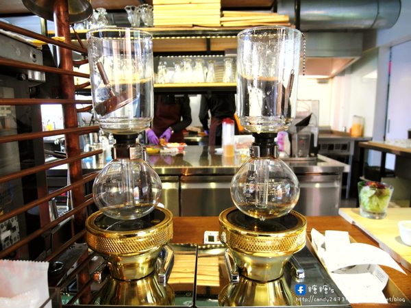 手樂 S.L CAF'E:〖台中│美食〗手樂 S.L CAF'E ❤ 充滿濃濃工業風,提供早午餐、輕食、下午茶及桌邊手沖咖啡服務,不限時,免收服務費,還有免費插頭及wifi可以使用唷!!