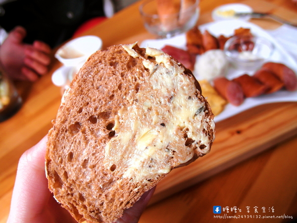 手樂 S.L CAF'E:〖台中│美食〗手樂 S.L CAF'E ❤ 充滿濃濃工業風,提供早午餐、輕食、下午茶及桌邊手沖咖啡服務,不限時,免收服務費,還有免費插頭及wifi可以使用唷!!