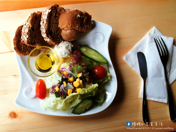 手樂 S.L CAF'E:〖台中│美食〗手樂 S.L CAF'E ❤ 充滿濃濃工業風,提供早午餐、輕食、下午茶及桌邊手沖咖啡服務,不限時,免收服務費,還有免費插頭及wifi可以使用唷!!