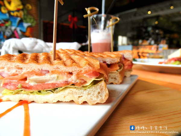 手樂 S.L CAF'E:〖台中│美食〗手樂 S.L CAF'E ❤ 充滿濃濃工業風,提供早午餐、輕食、下午茶及桌邊手沖咖啡服務,不限時,免收服務費,還有免費插頭及wifi可以使用唷!!