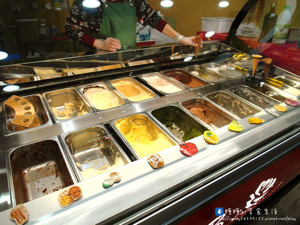 布達佩斯冰淇淋:〖台中│美食〗布達佩斯冰淇淋 ❤ 史上最美的冰淇淋!!堅持使用新鮮水果與百分百純鮮奶手工製作,再遠也要回訪的玫瑰花冰淇淋!!