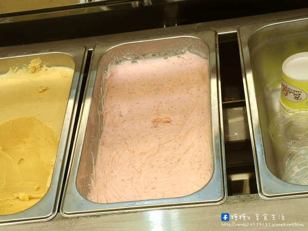 布達佩斯冰淇淋:〖台中│美食〗布達佩斯冰淇淋 ❤ 史上最美的冰淇淋!!堅持使用新鮮水果與百分百純鮮奶手工製作,再遠也要回訪的玫瑰花冰淇淋!!