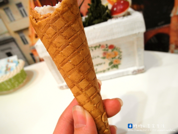 布達佩斯冰淇淋:〖台中│美食〗布達佩斯冰淇淋 ❤ 史上最美的冰淇淋!!堅持使用新鮮水果與百分百純鮮奶手工製作,再遠也要回訪的玫瑰花冰淇淋!!