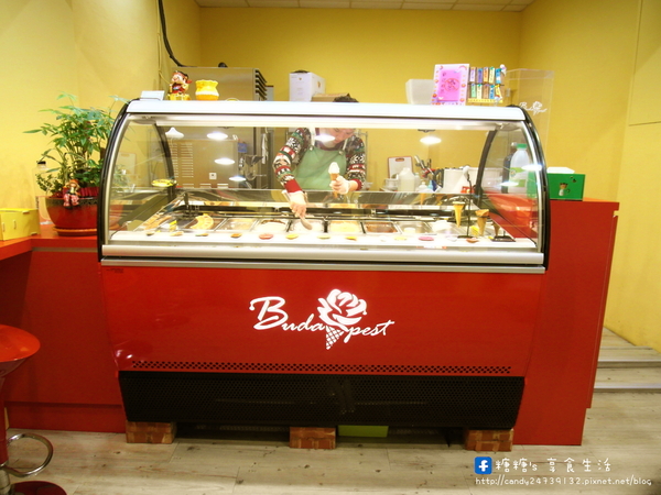 布達佩斯冰淇淋:〖台中│美食〗布達佩斯冰淇淋 ❤ 史上最美的冰淇淋!!堅持使用新鮮水果與百分百純鮮奶手工製作,再遠也要回訪的玫瑰花冰淇淋!!