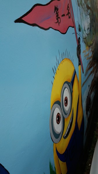 【台中景點】充滿幸福的洛泉站~小小兵彩繪牆：【台中景點】充滿幸福的洛泉站~小小兵彩繪牆