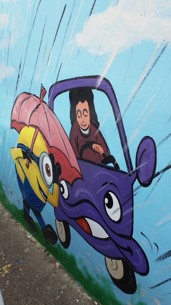 【台中景點】充滿幸福的洛泉站~小小兵彩繪牆：【台中景點】充滿幸福的洛泉站~小小兵彩繪牆