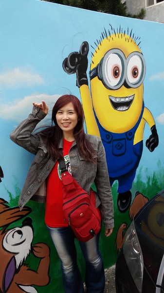 【台中景點】充滿幸福的洛泉站~小小兵彩繪牆：【台中景點】充滿幸福的洛泉站~小小兵彩繪牆