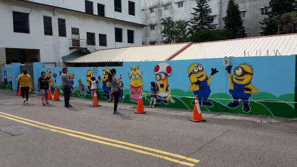 【台中景點】充滿幸福的洛泉站~小小兵彩繪牆：【台中景點】充滿幸福的洛泉站~小小兵彩繪牆