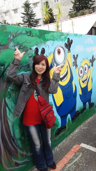 【台中景點】充滿幸福的洛泉站~小小兵彩繪牆：【台中景點】充滿幸福的洛泉站~小小兵彩繪牆