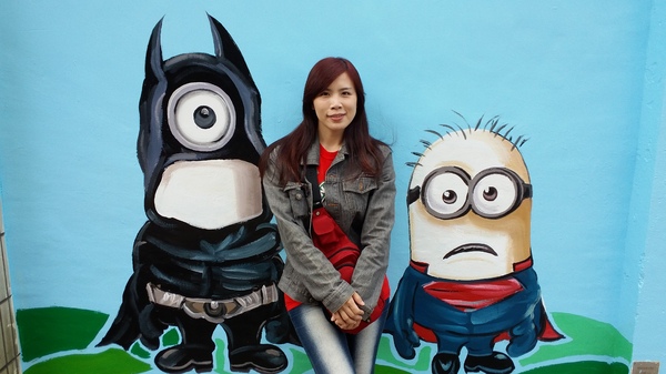 【台中景點】充滿幸福的洛泉站~小小兵彩繪牆：【台中景點】充滿幸福的洛泉站~小小兵彩繪牆